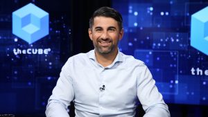 Marco Palladino, co-founder and chief technology officer of Kong, discusses the updates to AI Gateway with theCUBE's John Furrier.