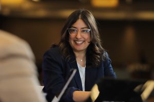 Mona Chadha, Dir. at AWS, talks with theCUBE about the agentic partnership with Workato during the World of Workato.